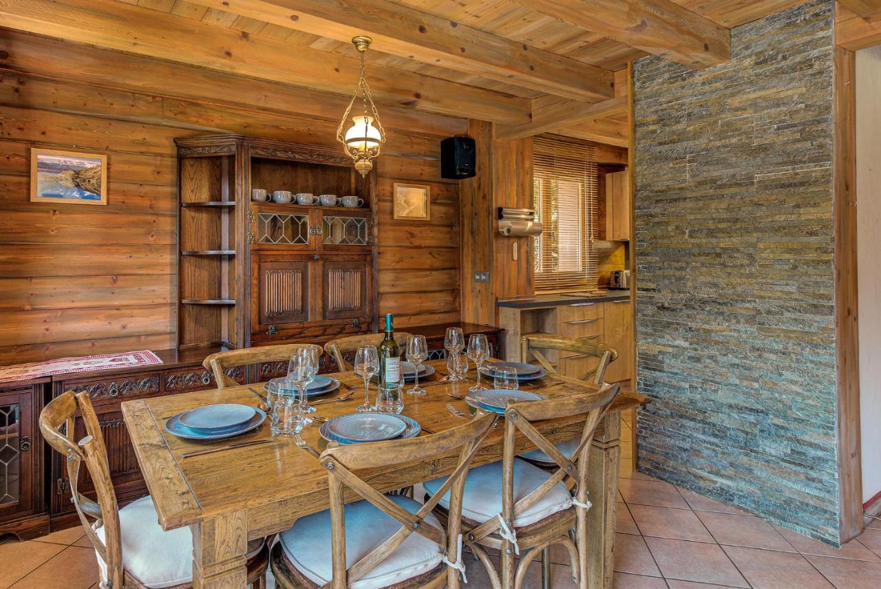 Chalet Blackbushe - Traditional - Alpes Travel - Sleeps 4-6 Les Houches